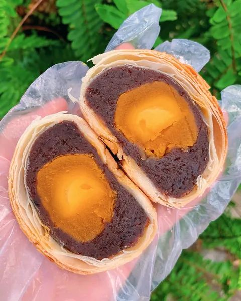 Mặt cắt bánh Trung Thu Đồng Thuận với nhân và lòng đỏ trứng muối bên trong